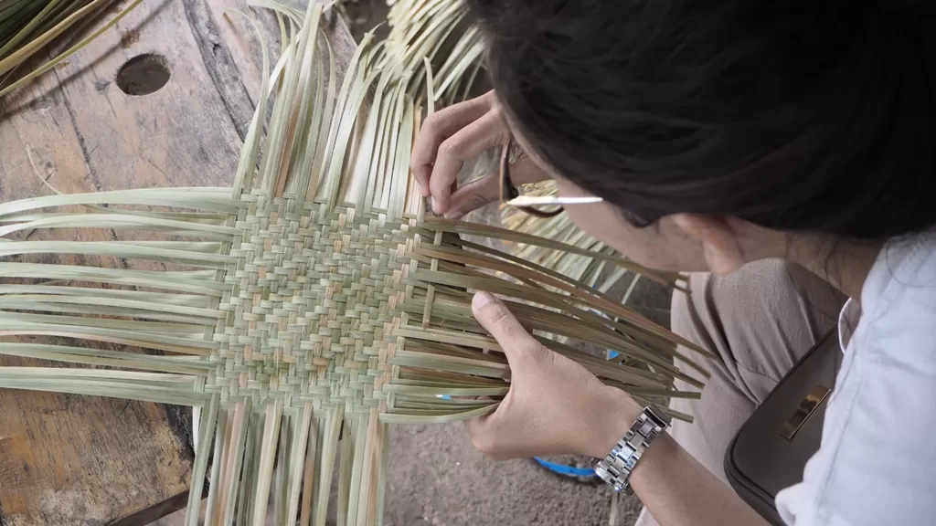 cara menganyam besek bambu