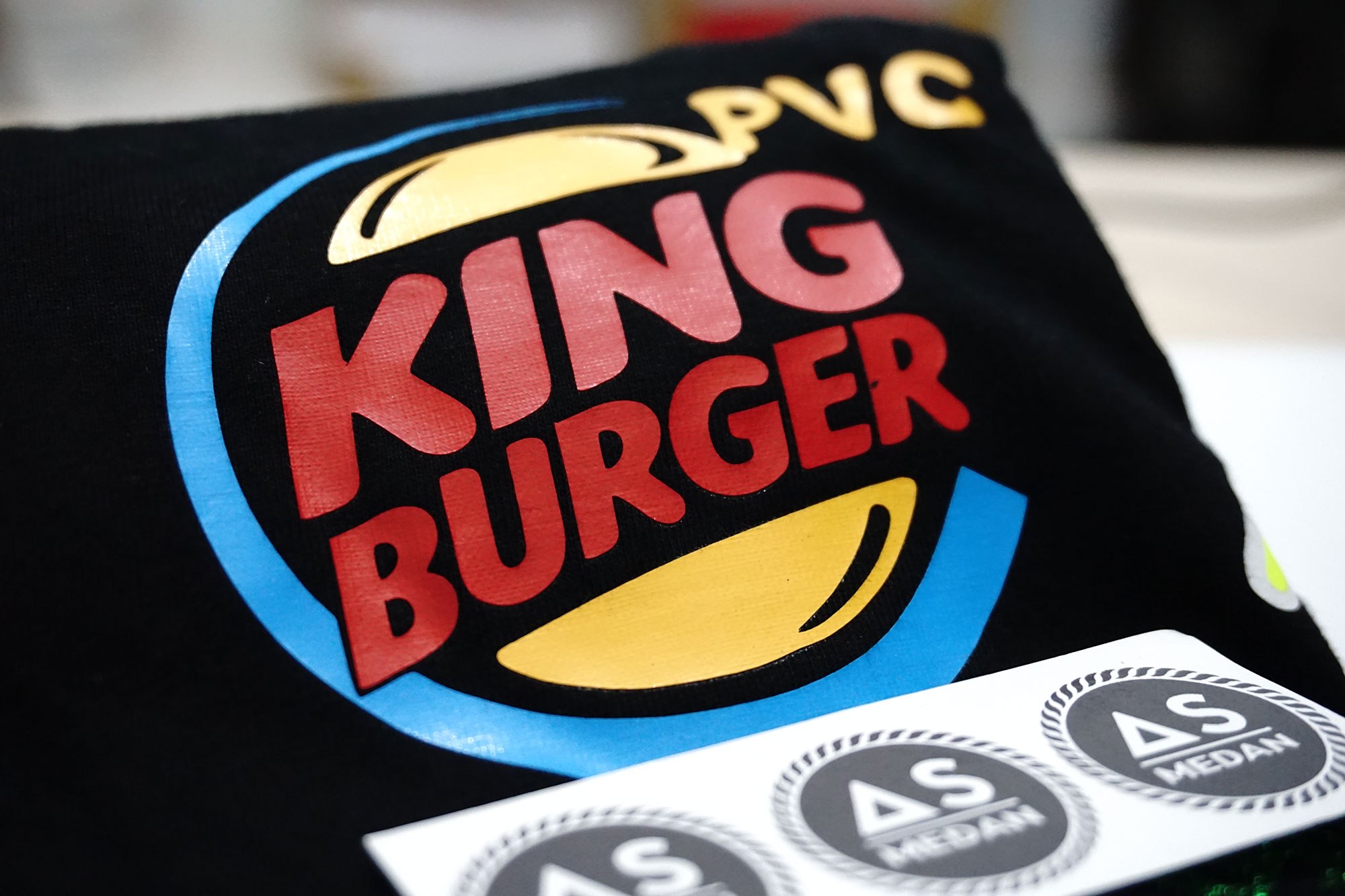 Perbedaan Sablon Kaos Plastisol dan Rubber