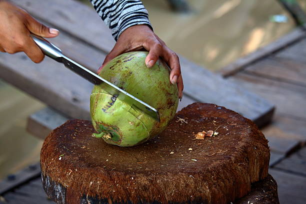 cara mengupas kelapa dengan mudah