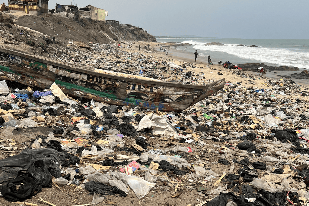 Plastik Mengalir ke Laut
