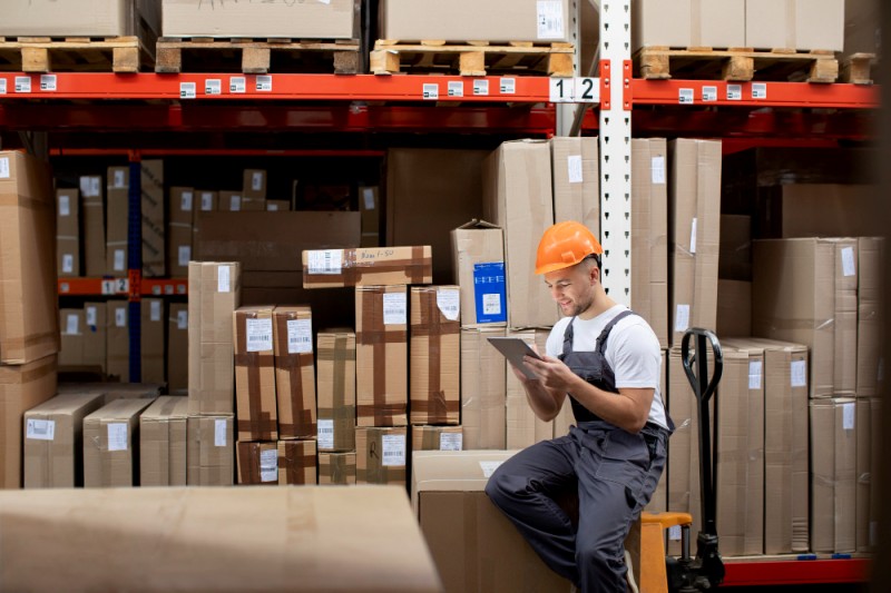 Pengertian stock opname dengan pemilik toko sedang menghitung dan mengecek stok barang di rak