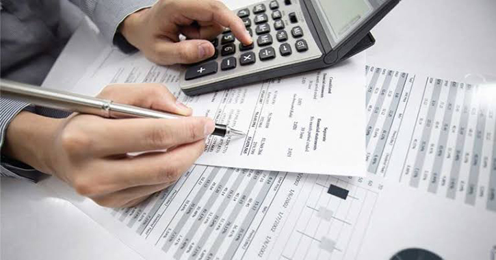 Cara menyusun arus kas dengan mencatat saldo awal, pemasukan, pengeluaran, dan saldo akhir pada bisnis minimarket.