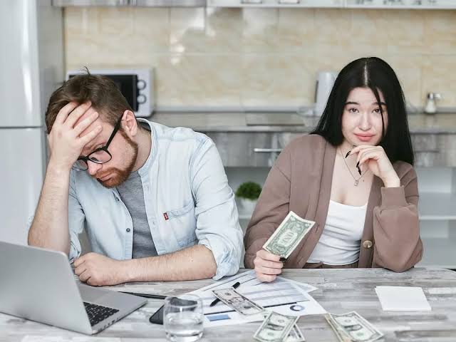 Kesalahan mengelola keuangan usaha saat pemilik bisnis mencatat pemasukan dan pengeluaran