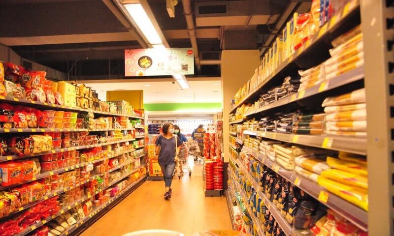 Pemilik toko retail mengelola operasional toko dengan memantau produk dan aktivitas penjualan di dalam toko
