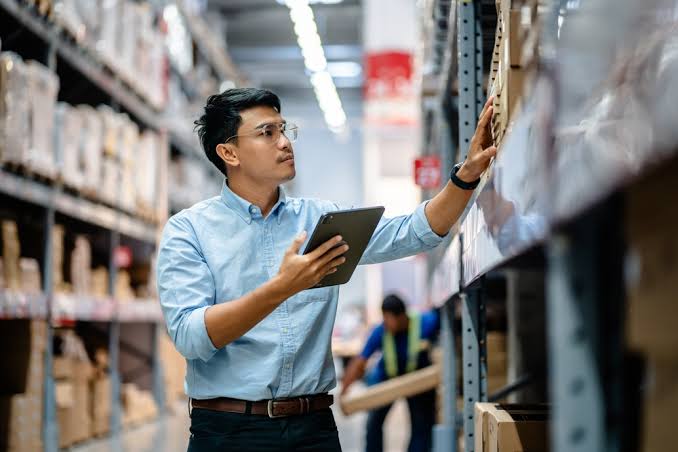 Pemilik toko mengatur sistem inventaris barang untuk memantau stok dan persediaan toko